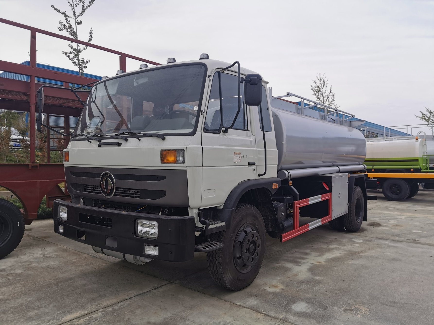 Dongfeng 15cbm Fuel Truck with Cummins Engine