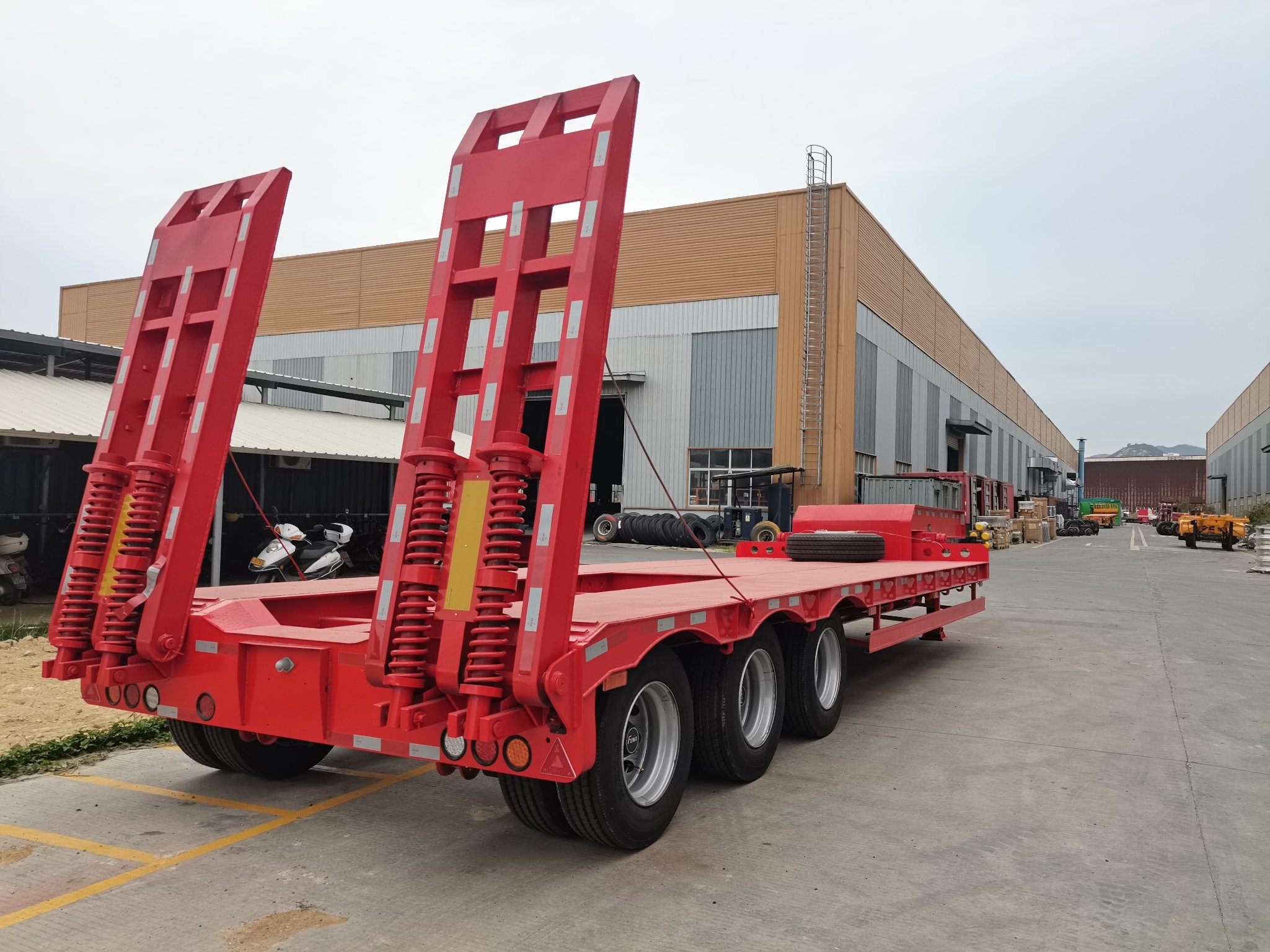 3 Axles 40t 50t 60t Red Cargo Lowbed Semi Trailer