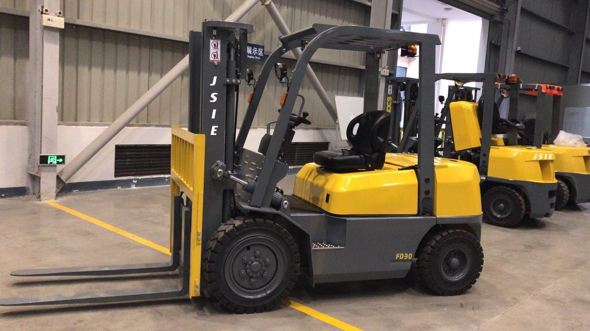 2-6 Tons Forklift Truck with Electronic Hydraulic Transmisson