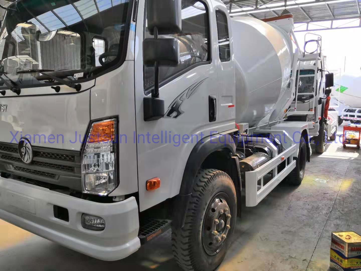 Sinotruk HOWO 4*2 Concrete Mixer Truck with 6cbm Capacity