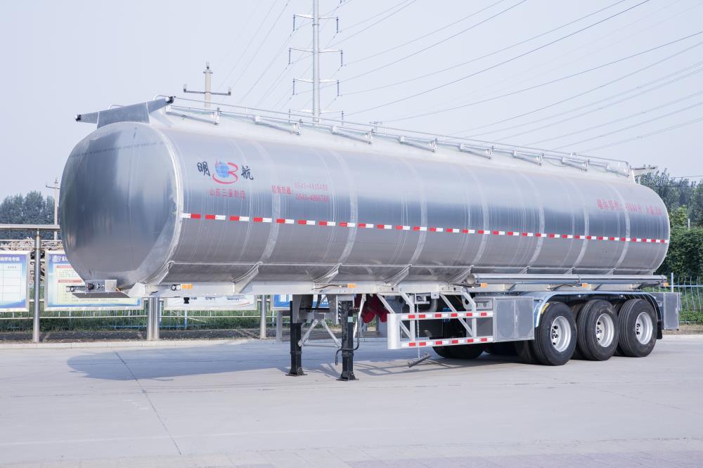 Carbon Steel/Stainless Steel/Aluminum Alloy Tank/Tanker Truck Semi Trailer for Oil/Fuel/Diesel/Gasoline/Crude/Water/Milk Transport