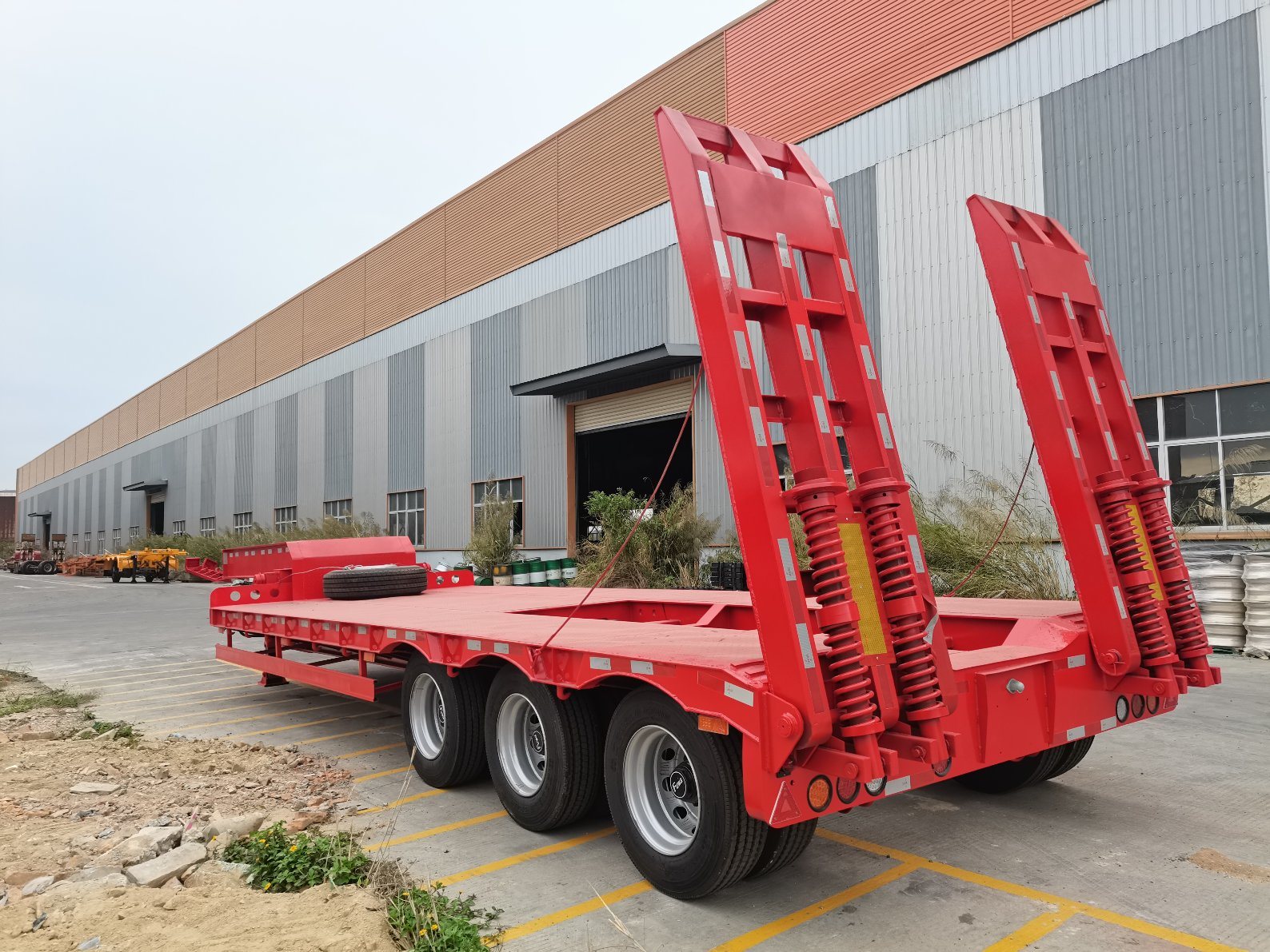 3 Axles 40t 50t 60t Red Cargo Lowbed Semi Trailer